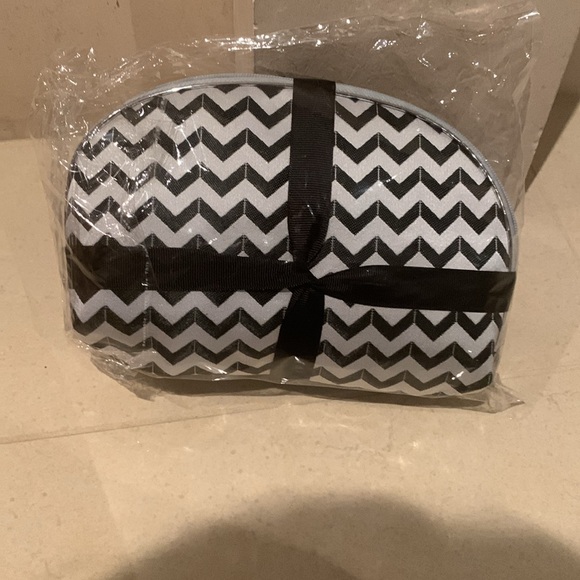 NWT Zig Zag 3 piece cosmetic bag. Never open non smoking non pet home. - Picture 3 of 3